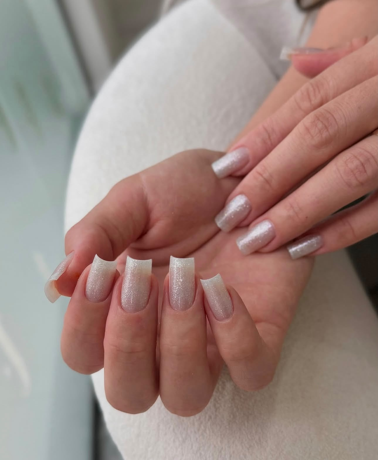 Unhas quadradas com brilho delicado