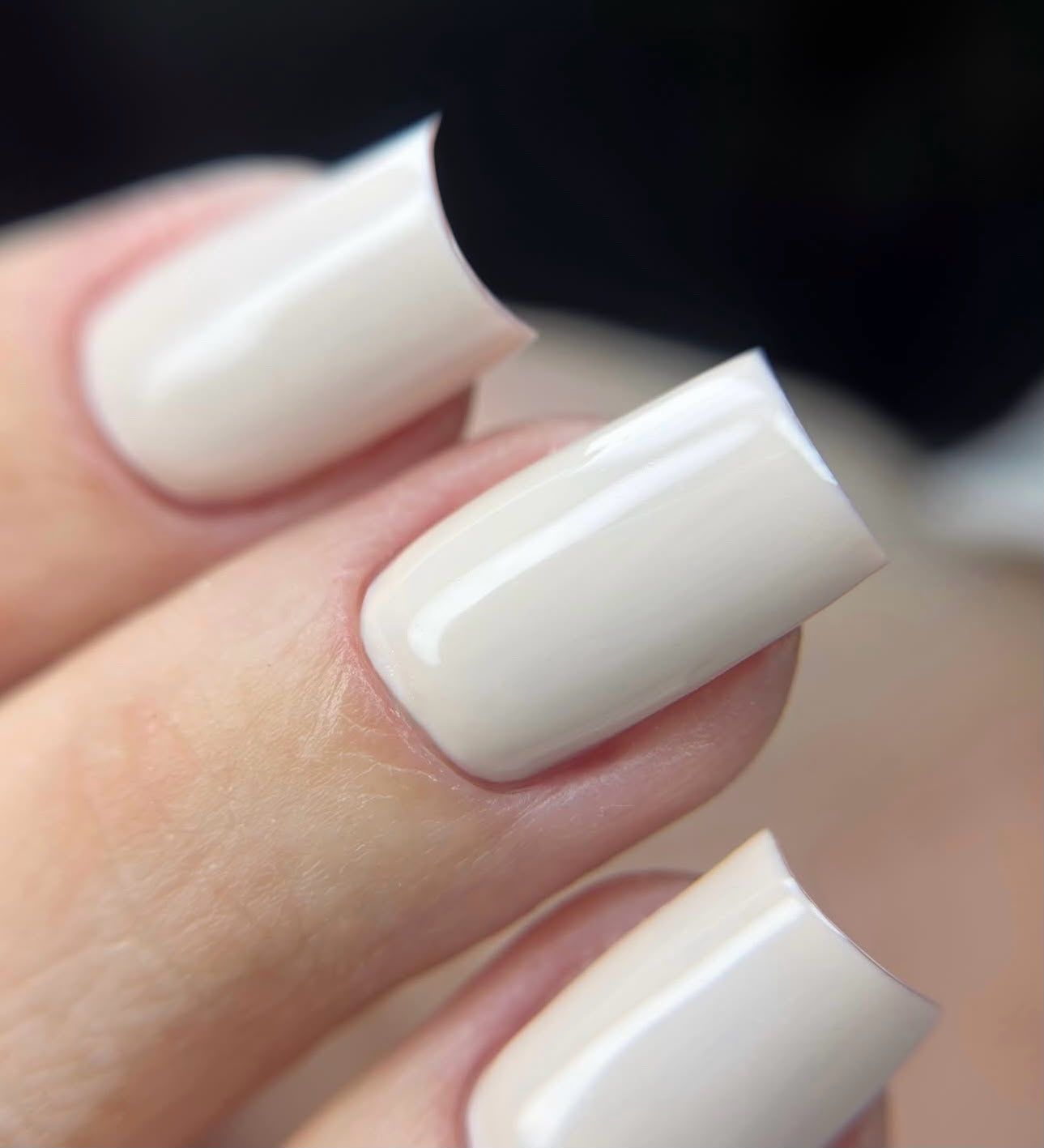 Detalhe de unhas quadradas em tom claro