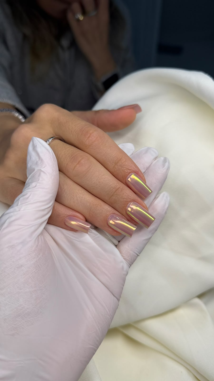 Reflexos dourados nas unhas
