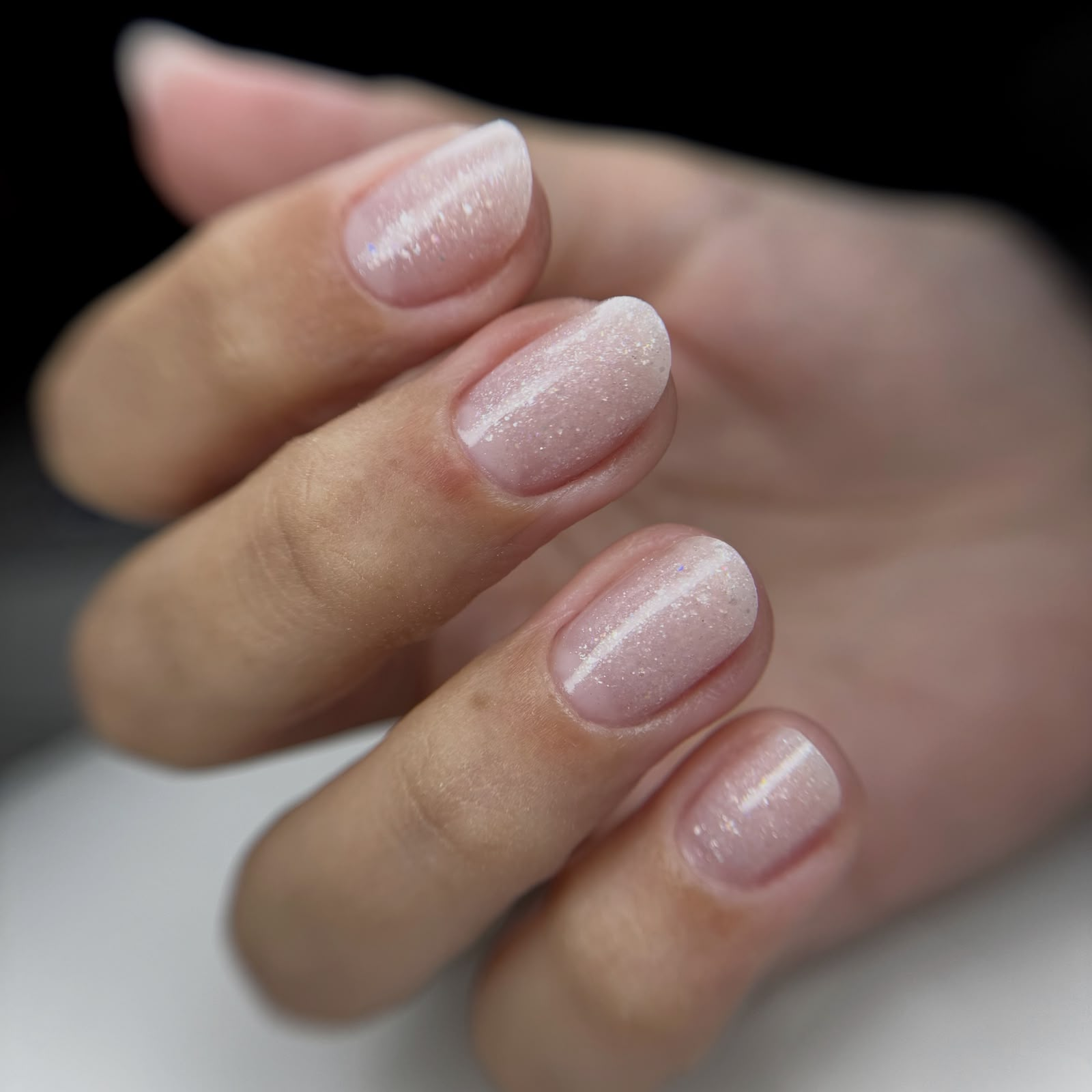 Delicadeza perolada nas unhas